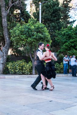 Malaga, İspanya - 12 Mayıs 2018. Roma tiyatrosu önünde dans eden genç çift Alcazaba, Malaga, İspanya