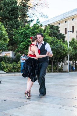 Malaga, İspanya - 12 Mayıs 2018. Roma tiyatrosu önünde dans eden genç çift Alcazaba, Malaga, İspanya