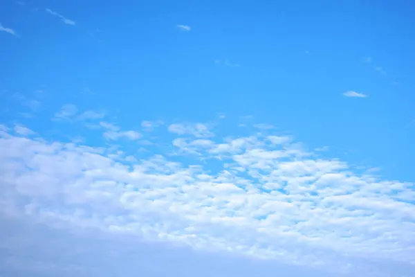 Nuvole Bianche Sul Cielo Blu — Foto Stock