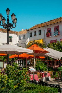 Marbella, İspanya - 26 Ağustos 2018. Marbella, Costa del Sol, Endülüs, İspanya ve Avrupa 'da tipik bir İspanyol mimarisi.