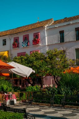 Marbella, İspanya - 26 Ağustos 2018. Marbella, Costa del Sol, Endülüs, İspanya ve Avrupa 'da tipik bir İspanyol mimarisi.