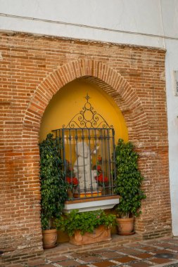 Marbella, İspanya - 26 Ağustos 2018. Marbella, Costa del Sol, Endülüs, İspanya ve Avrupa 'da tipik bir İspanyol mimarisi.