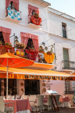 Marbella, İspanya - 26 Ağustos 2018. Marbella, Costa del Sol, Endülüs, İspanya ve Avrupa 'da tipik bir İspanyol mimarisi.