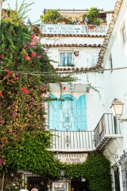 Marbella, İspanya - 26 Ağustos 2018. Marbella, Costa del Sol, Endülüs, İspanya ve Avrupa 'da tipik bir İspanyol mimarisi.