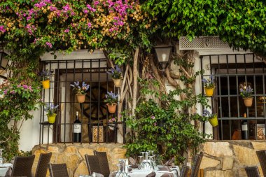 Marbella, İspanya - 26 Ağustos 2018. Marbella, Costa del Sol, Endülüs, İspanya ve Avrupa 'da tipik bir İspanyol mimarisi.