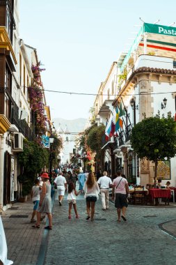 Marbella, İspanya - 26 Ağustos 2018. Marbella, Costa del Sol, Endülüs, İspanya ve Avrupa 'da tipik bir İspanyol mimarisi.