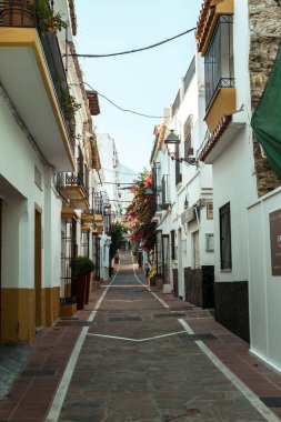 Marbella, İspanya - 26 Ağustos 2018. Marbella, Costa del Sol, Endülüs, İspanya ve Avrupa 'da tipik bir İspanyol mimarisi.