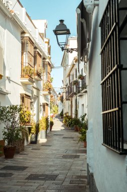 Marbella, İspanya - 26 Ağustos 2018. Marbella, Costa del Sol, Endülüs, İspanya ve Avrupa 'da tipik bir İspanyol mimarisi.