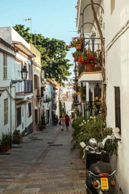 Marbella, İspanya - 26 Ağustos 2018. Marbella, Costa del Sol, Endülüs, İspanya ve Avrupa 'da tipik bir İspanyol mimarisi.