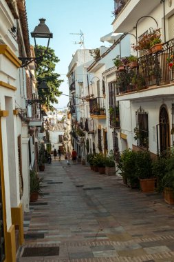 Marbella, İspanya - 26 Ağustos 2018. Marbella, Costa del Sol, Endülüs, İspanya ve Avrupa 'da tipik bir İspanyol mimarisi.