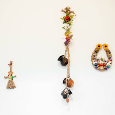 Beyaz duvarda dekoratif Yunan nesneleri