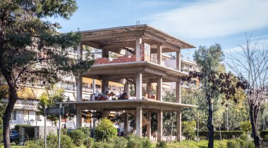 Atina, Yunanistan - 12 Şubat 2020 Atina, Yunanistan 'da bitmemiş bir binada evsiz insanlar