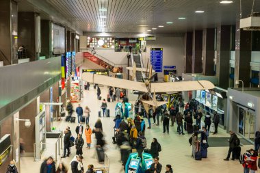 Otopeni, Romanya - 11 Şubat 2020. Romanya 'nın Henri Coanda Uluslararası Havalimanı Bükreş' teki kalkış terminalinden görüş