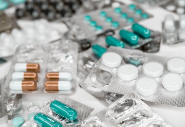 Farklı renkte ilaç paketleri, antibiyotik ilaç tabletleri, renkli antibakteriyel haplar yalan söylüyor, virüsle savaşıyorlar..