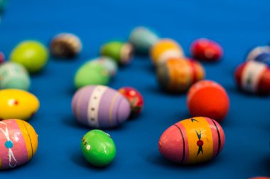 mavi arka planda çok renkli ahşap yumurtalar