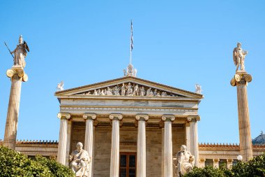 Atina, Yunanistan - 18 Şubat 2020. Yunanistan Ulusal Kütüphanesi güneşli bir günde inşa ediliyor