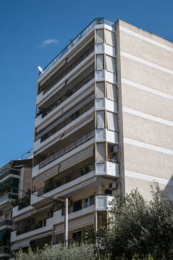 Atina, Yunanistan - 11 Şubat 2020 Atina sokaklarında apartmanlar ve dükkanlar