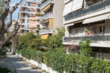 Atina, Yunanistan - 11 Şubat 2020 Atina sokaklarında apartmanlar ve dükkanlar