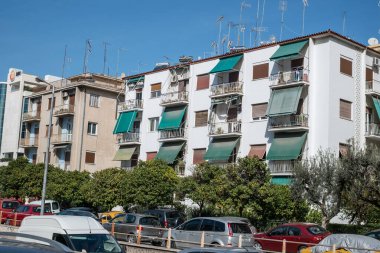 Atina, Yunanistan - 11 Şubat 2020 Atina sokaklarında apartmanlar ve dükkanlar