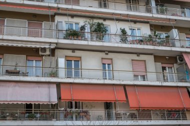 Atina, Yunanistan - 11 Şubat 2020 Atina sokaklarında apartmanlar ve dükkanlar