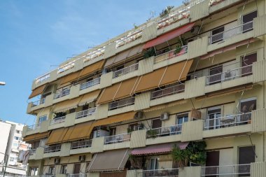 Atina, Yunanistan - 11 Şubat 2020 Atina sokaklarında apartmanlar ve dükkanlar