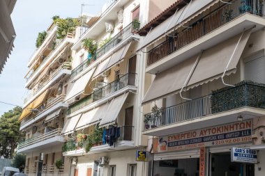 Atina, Yunanistan - 11 Şubat 2020 Atina sokaklarında apartmanlar ve dükkanlar