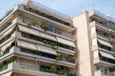Atina, Yunanistan - 11 Şubat 2020 Atina sokaklarında apartmanlar ve dükkanlar