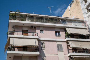 Atina, Yunanistan - 11 Şubat 2020 Atina sokaklarında apartmanlar ve dükkanlar