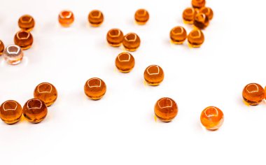 beyaz arkaplanda turuncu cam toplar