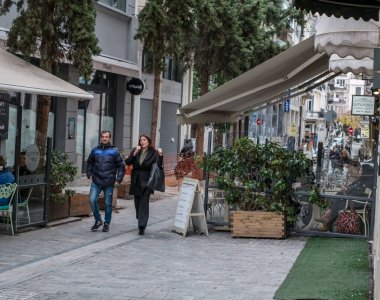 Atina, Yunanistan - 15 Şubat 2020 Atina 'nın en ünlü caddesinde lüks dükkanları olan Ermou Caddesi' nde yürüyen insanlar