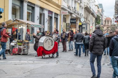 Atina, Yunanistan - 15 Şubat 2020 Atina 'nın en ünlü caddesinde lüks dükkanları olan Ermou Caddesi' nde yürüyen insanlar