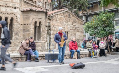 Atina, Yunanistan - 15 Şubat 2020 Atina 'nın en ünlü caddesinde lüks dükkanları olan Ermou Caddesi' nde yürüyen insanlar