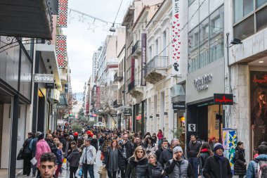 Atina, Yunanistan - 15 Şubat 2020 Atina 'nın en ünlü caddesinde lüks dükkanları olan Ermou Caddesi' nde yürüyen insanlar