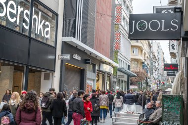 Atina, Yunanistan - 15 Şubat 2020 Atina 'nın en ünlü caddesinde lüks dükkanları olan Ermou Caddesi' nde yürüyen insanlar