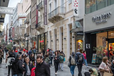Atina, Yunanistan - 15 Şubat 2020 Atina 'nın en ünlü caddesinde lüks dükkanları olan Ermou Caddesi' nde yürüyen insanlar