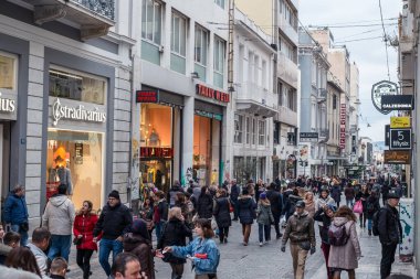 Atina, Yunanistan - 15 Şubat 2020 Atina 'nın en ünlü caddesinde lüks dükkanları olan Ermou Caddesi' nde yürüyen insanlar
