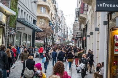 Atina, Yunanistan - 15 Şubat 2020 Atina 'nın en ünlü caddesinde lüks dükkanları olan Ermou Caddesi' nde yürüyen insanlar