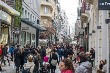 Atina, Yunanistan - 15 Şubat 2020 Atina 'nın en ünlü caddesinde lüks dükkanları olan Ermou Caddesi' nde yürüyen insanlar