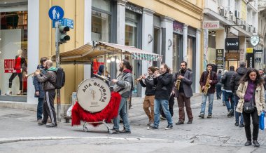Atina, Yunanistan - 15 Şubat 2020 Atina 'nın en ünlü caddesinde lüks dükkanları olan Ermou Caddesi' nde yürüyen insanlar