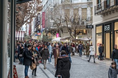 Atina, Yunanistan - 15 Şubat 2020 Atina 'nın en ünlü caddesinde lüks dükkanları olan Ermou Caddesi' nde yürüyen insanlar