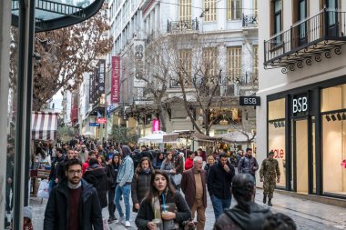 Atina, Yunanistan - 15 Şubat 2020 Atina 'nın en ünlü caddesinde lüks dükkanları olan Ermou Caddesi' nde yürüyen insanlar