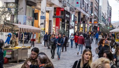 Atina, Yunanistan - 15 Şubat 2020 Atina 'nın en ünlü caddesinde lüks dükkanları olan Ermou Caddesi' nde yürüyen insanlar