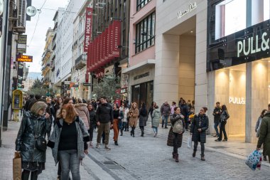 Atina, Yunanistan - 15 Şubat 2020 Atina 'nın en ünlü caddesinde lüks dükkanları olan Ermou Caddesi' nde yürüyen insanlar