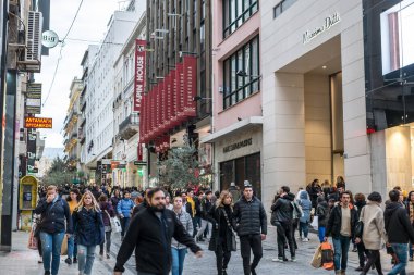 Atina, Yunanistan - 15 Şubat 2020 Atina 'nın en ünlü caddesinde lüks dükkanları olan Ermou Caddesi' nde yürüyen insanlar
