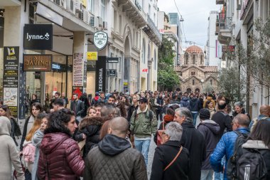 Atina, Yunanistan - 15 Şubat 2020 Atina 'nın en ünlü caddesinde lüks dükkanları olan Ermou Caddesi' nde yürüyen insanlar