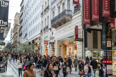 Atina, Yunanistan - 15 Şubat 2020 Atina 'nın en ünlü caddesinde lüks dükkanları olan Ermou Caddesi' nde yürüyen insanlar