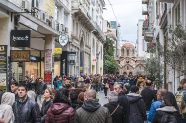 Atina, Yunanistan - 15 Şubat 2020 Atina 'nın en ünlü caddesinde lüks dükkanları olan Ermou Caddesi' nde yürüyen insanlar