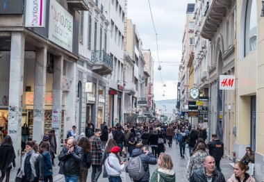 Atina, Yunanistan - 15 Şubat 2020 Atina 'nın en ünlü caddesinde lüks dükkanları olan Ermou Caddesi' nde yürüyen insanlar