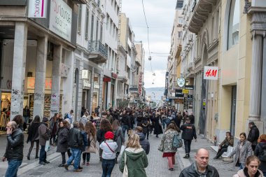 Atina, Yunanistan - 15 Şubat 2020 Atina 'nın en ünlü caddesinde lüks dükkanları olan Ermou Caddesi' nde yürüyen insanlar