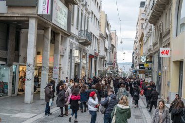 Atina, Yunanistan - 15 Şubat 2020 Atina 'nın en ünlü caddesinde lüks dükkanları olan Ermou Caddesi' nde yürüyen insanlar